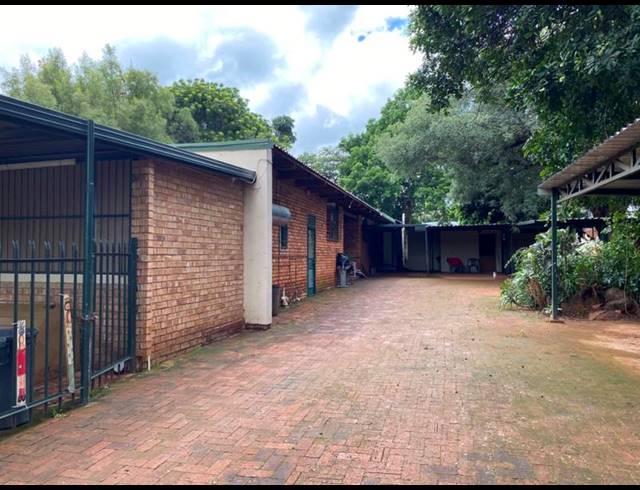 8 BEDROOM HOUSE FOR SALE IN KAMEELDORINGPARK